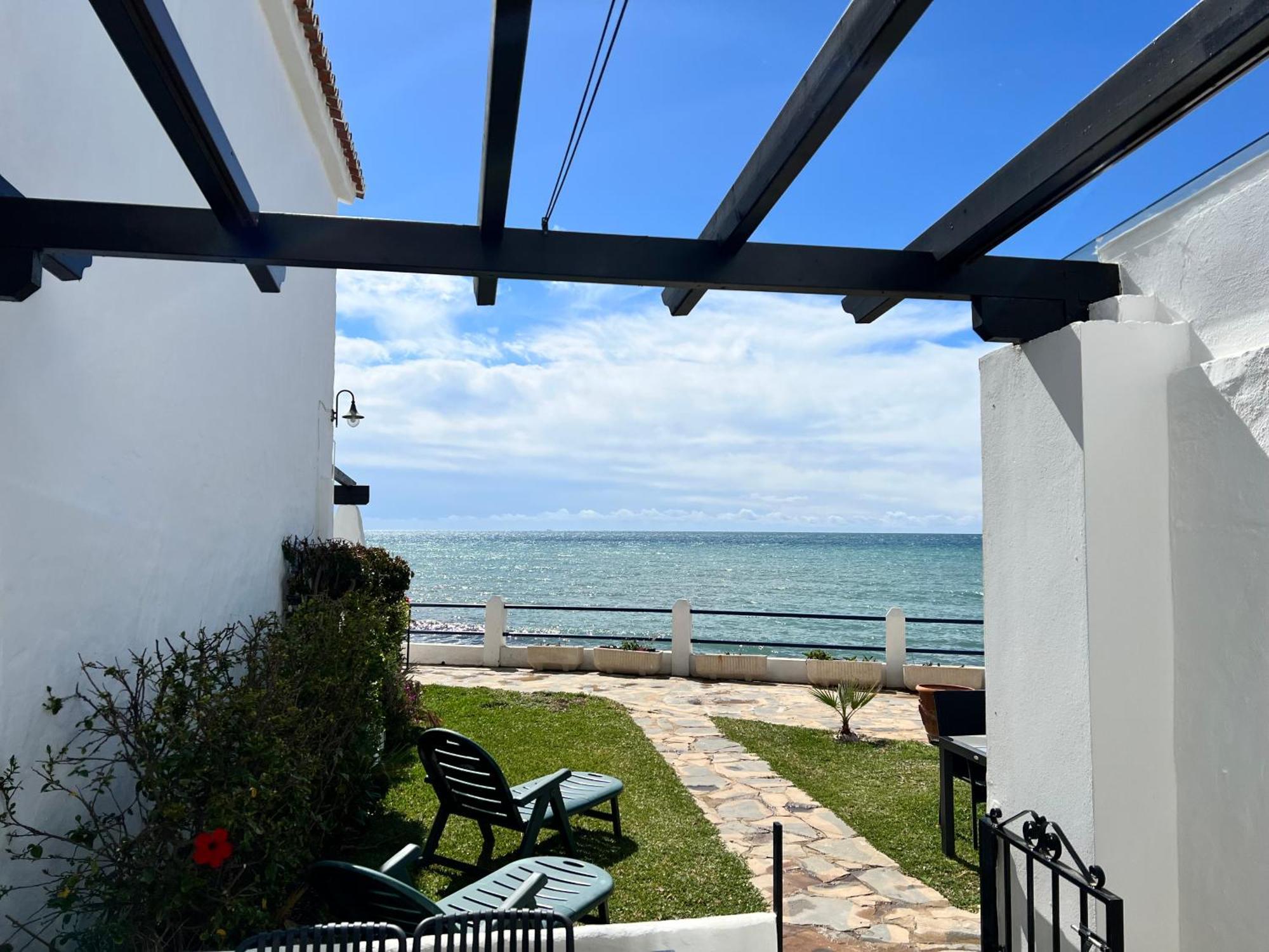 Newly Renovated 2 Bedroom Beachfront House Sitio de Calahonda Exteriör bild