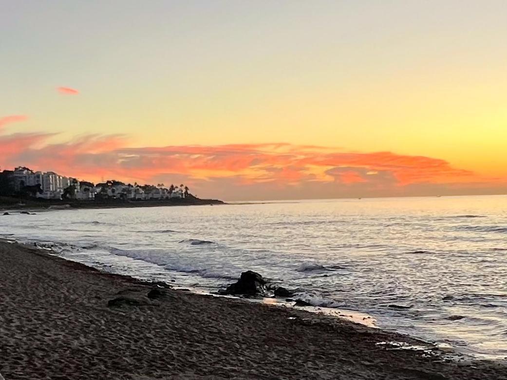 Newly Renovated 2 Bedroom Beachfront House Sitio de Calahonda Exteriör bild