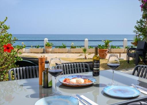 Newly Renovated 2 Bedroom Beachfront House Sitio de Calahonda Exteriör bild