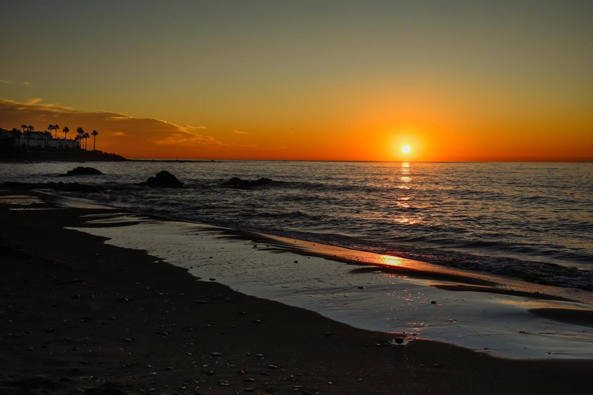 Newly Renovated 2 Bedroom Beachfront House Sitio de Calahonda Exteriör bild
